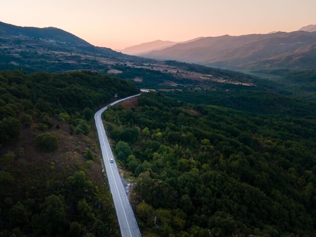 ギリシャのテッサリアの山々の道路の空撮コピースペースの日の出