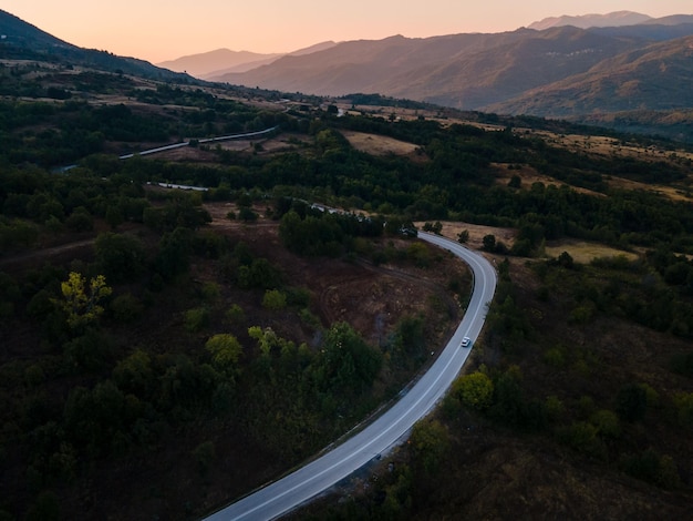ギリシャのテッサリアの山々の道路の航空写真
