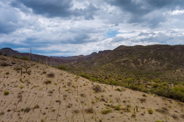 アリゾナの高い砂漠の空撮ロッキー山脈
