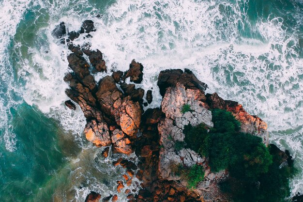 Photo aerial view of rocks in sea
