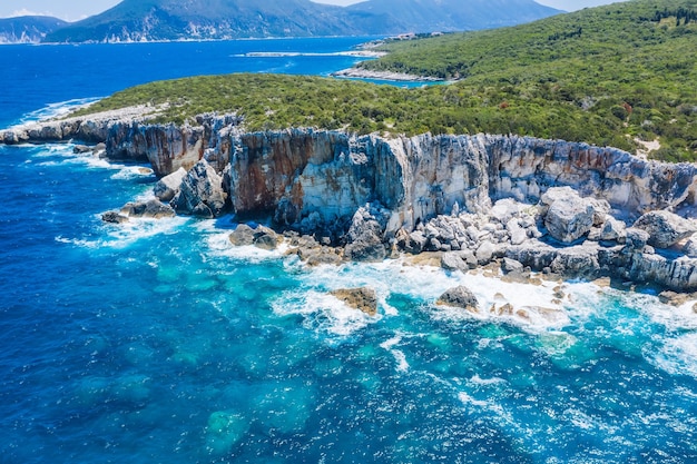 ギリシャ、ケファロニア島のダフナウディビーチ近くの岩の多い海岸線の空撮