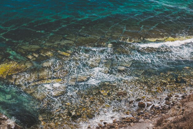 岩の多い海岸線とターコイズブルーの海の水の空撮