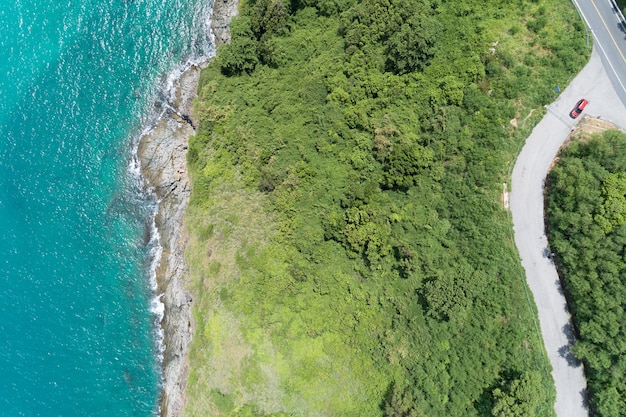 岩の多い海岸線の航空写真