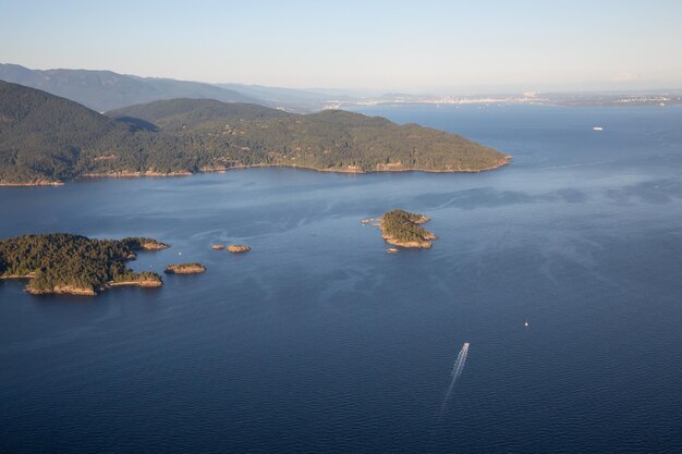 ハウサウンドの岩だらけの島々の航空写真