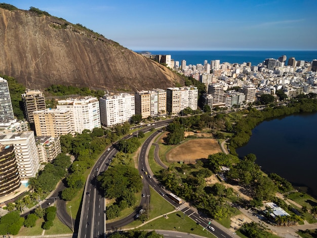 ブラジルリオデジャネイロのロドリゴデフレイタスラグーン南ゾーンの航空写真背景には、イパネマとレブロンのビーチとモロドイスイルマオス晴れた日ドローン周辺の建物の写真