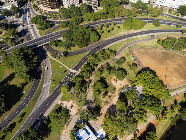 Veduta aerea della laguna rodrigo de freitas zona sud di rio de janeiro in brasile sullo sfondo le spiagge di ipanema e leblon giornata di sole auto che viaggiano su avenida epitacio pessoa drone foto