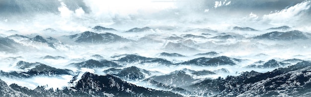 Вид с воздуха на холмистые снежные горы пейзаж горизонта в стиле китайской живописи тушью