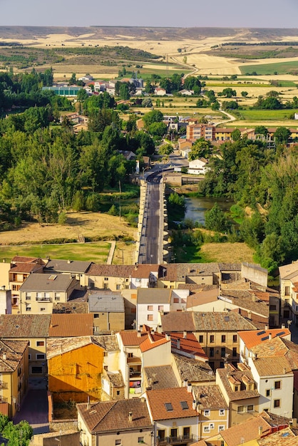San Esteban de Gormaz Soria를 통과하는 Douro 강을 가로지르는 로마 다리의 공중 전망