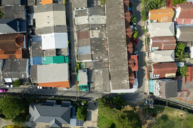 Veduta aerea del tetto di una casa con un'auto presa da un drone vista dall'alto della strada