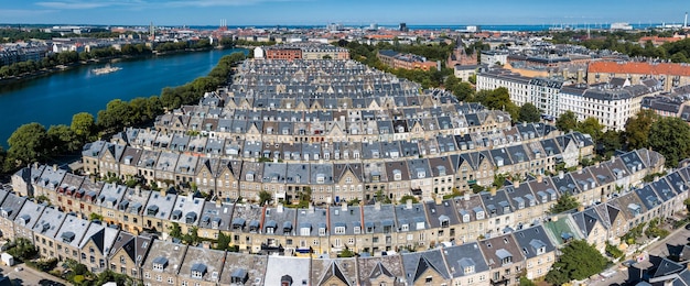 Photo aerial view of the rooftops of kartoffelraekkerne neighborhood in oesterbro copenhagen denmark