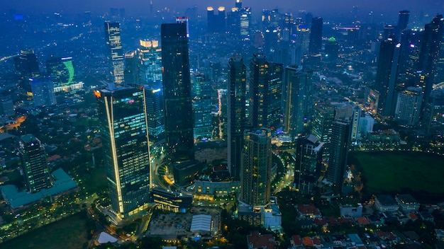 商業地区のラウンドアバウトの空中写真