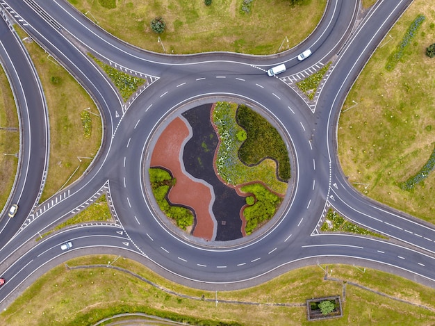 Photo aerial view of a roundabout in sao roque portugal in the azores