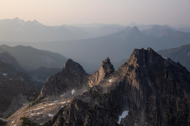 ぼんやりとした夏の夜の険しいカナダの山の風景の空撮