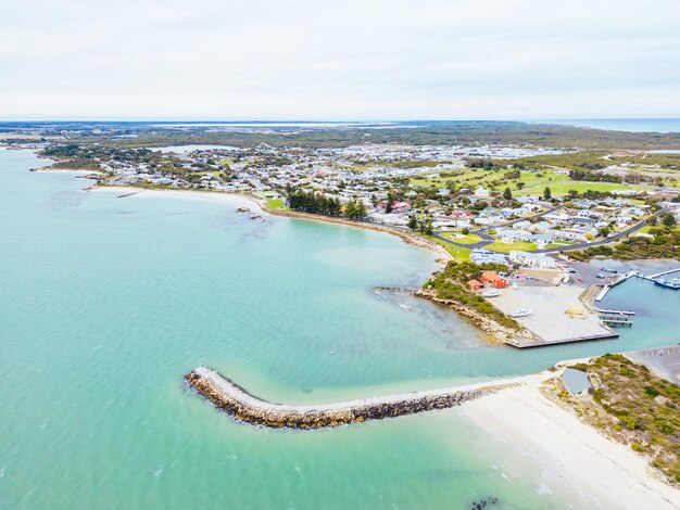 Photo an aerial view over the rural township of robe on the limestone coast on a sunny autumn day in south australia australia