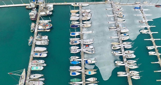 Foto vista aerea di barche a vela ormeggiate al porto