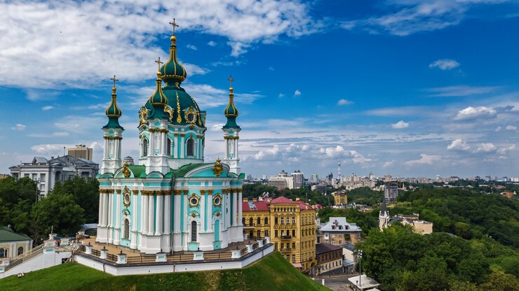 Вид с воздуха на Андреевскую церковь и Андреевскую улицу в Киеве
