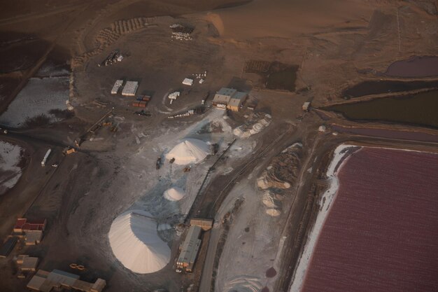 Photo aerial view of a salt basin