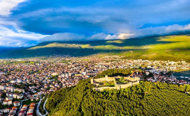 Veduta aerea della fortezza di samuele a ohrid in macedonia del nord