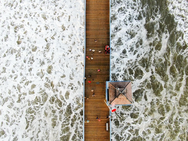 ビーチと海岸線のあるサンクレメンテ桟橋の空撮米国カリフォルニア州
