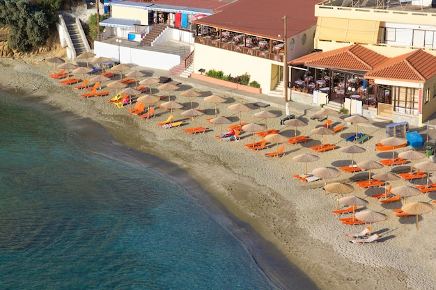Вид с воздуха на песчаный пляж на острове Крит в Греции