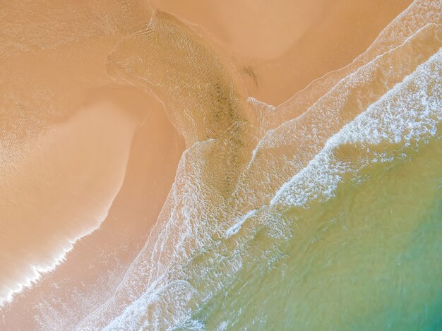 波のある砂浜と海の空撮