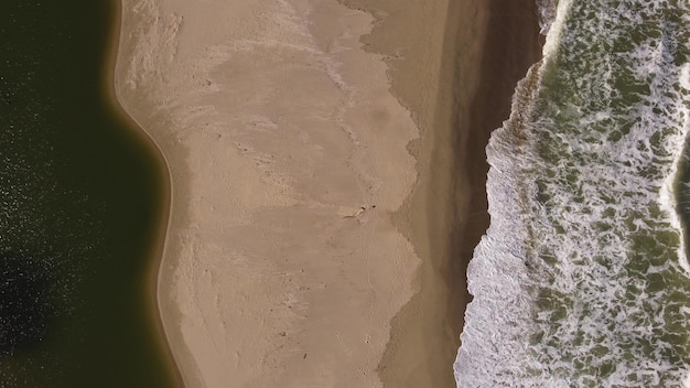 Photo aerial view of sandy beach and sea waves