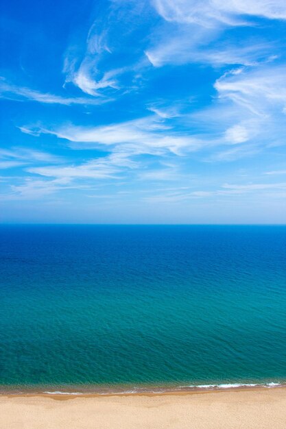 Foto vista aerea della spiaggia sabbiosa e del mare estivo con cielo e spazio libero