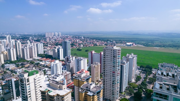 サンジョゼドカンポスサンパウロブラジルユリシーズギマラエス広場の空撮背景に住宅があります