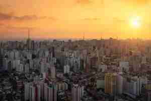 Photo aerial view of sao paulo skyline and aclimacao neighborhood at sunset sao paulo brazil