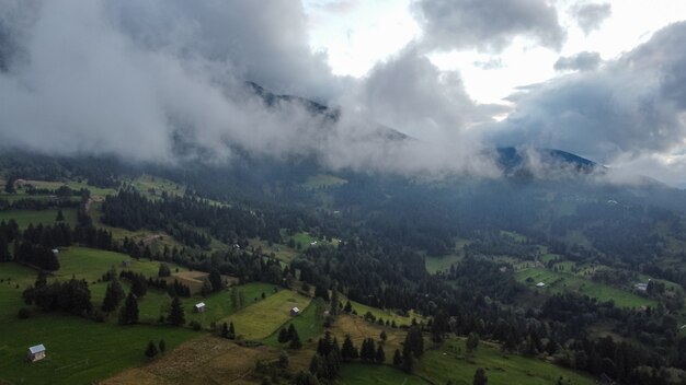 ルーマニアの山々の風光明媚な風景の空撮。