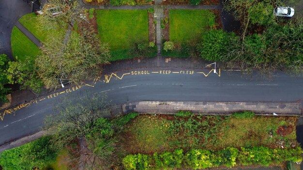 学校の空中写真は、英国の明確な道路標識を維持します