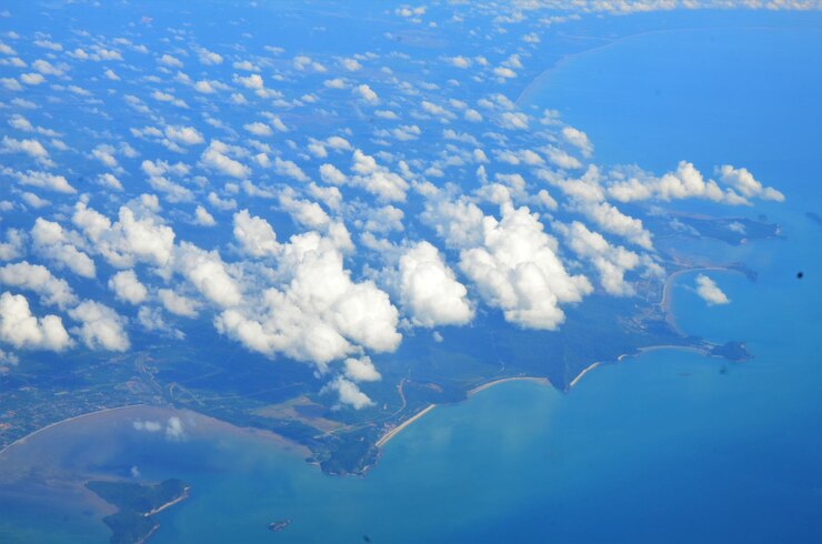 Photo 青い空を背景にした海の空中景色