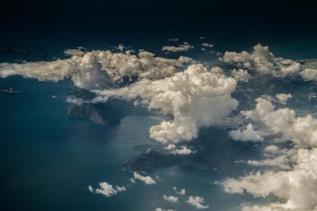 青い空を背景にした海の空中景色