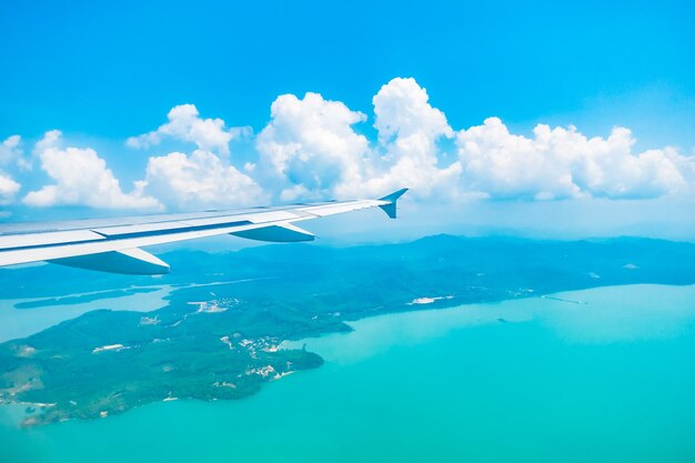 Foto veduta aerea del mare contro un cielo nuvoloso