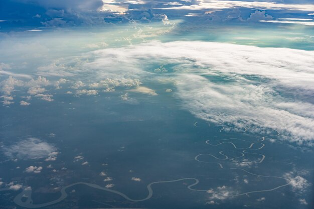 Foto veduta aerea del mare contro il cielo