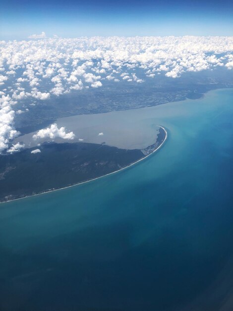 Foto veduta aerea del mare contro il cielo