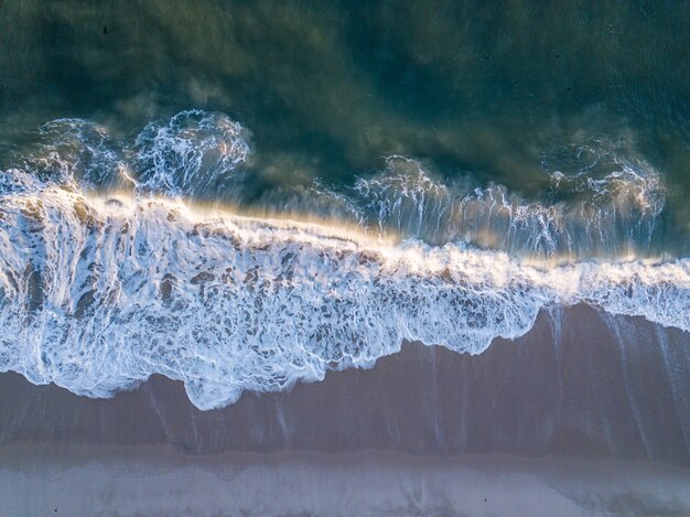 Foto vista aerea del mare e della spiaggia