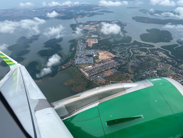 Foto vista aerea del mare e del paesaggio urbano