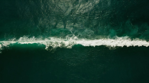 Воздушный вид отражения воды в море и океане при солнечном свете