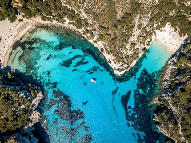 Foto vista aerea del mare e delle formazioni rocciose