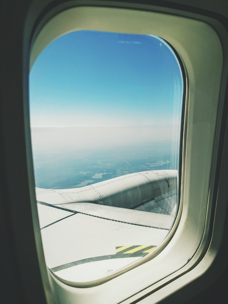 Вид с воздуха на море через окно самолета