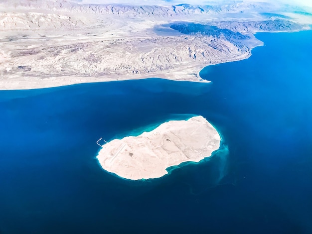 Photo aerial view of sea and snowcapped landscape