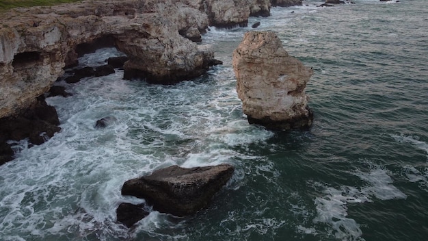 Vista aerea delle onde del mare e della fantastica costa rocciosa delle scogliere tyulenovo bulgaria