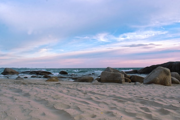 Vista aerea delle onde del mare e della fantastica costa rocciosa