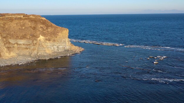 岩を眺める海の景色を空中から眺める