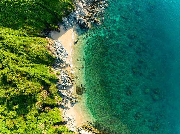 タイのプーケットの山と海辺の空から眺める 夏の季節の海辺の美しい眺め 自然環境と旅行の背景