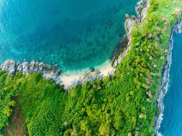 タイのプーケットの山と空撮海岸夏のシーズンの外海での美しい海岸の景色自然環境と旅行の背景