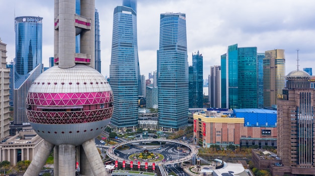 空撮上海のスカイラインと高層ビル、黄浦江の中国の上海近代都市。