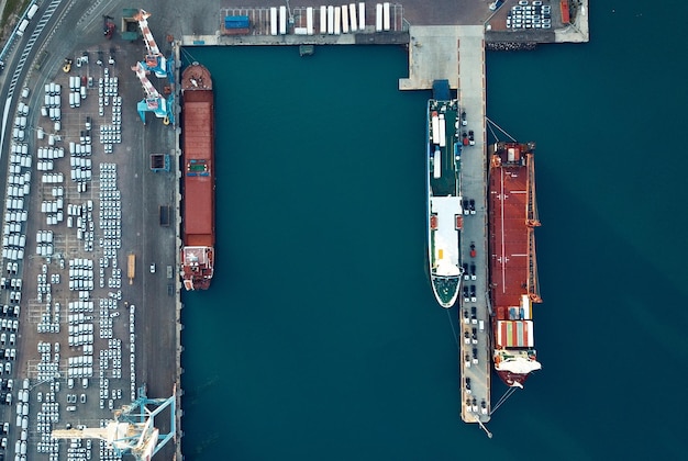 Foto vista aerea di una nave ormeggiata in porto