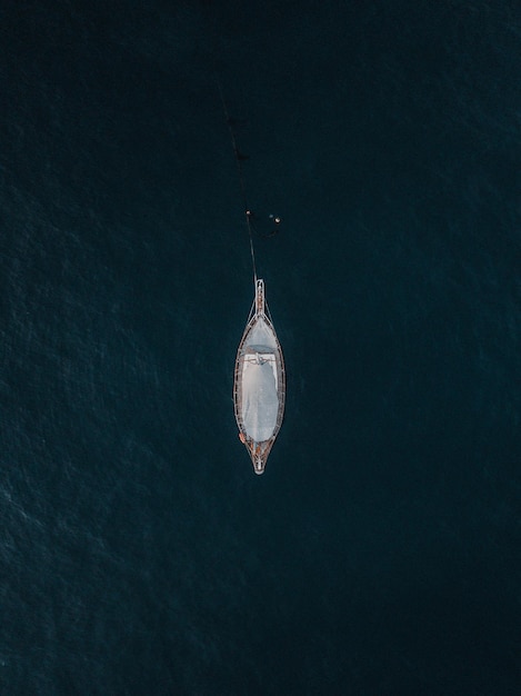 Foto veduta aerea di una nave in mare